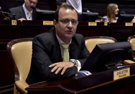 Antes de la sesión por tarifas, Daletto escucha a los intendentes
