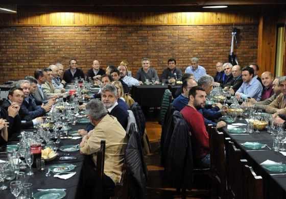 Intendentes peronistas y una cena con olor a elecciones