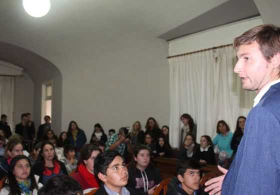  Ferraris se pone al frente de los reclamos educativos