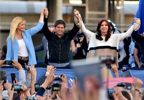 Con el respaldo de Cristina Kirchner, Kicillof cierra su campaña en La Plata 