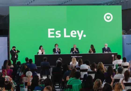Alberto puso la firma final y el aborto es legal
