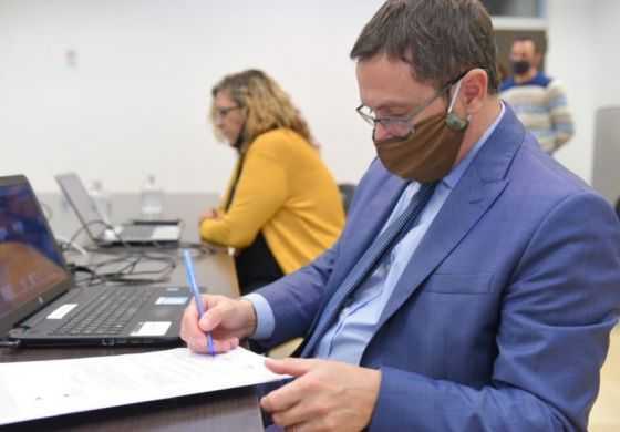 Vivani pidió "empatía" para sumar vacunas de Pfizer destinadas a menores de 18 años con factores de riesgo