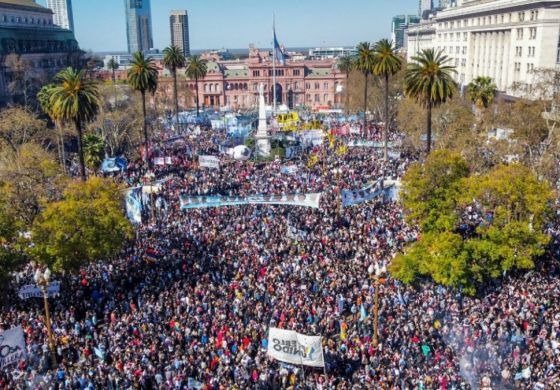 Masiva movilización en defensa de la democracia y de Cristina luego del atentado