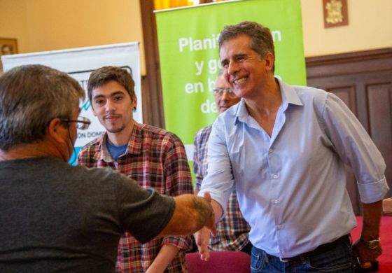 "Juanci" Martínez: “Esta firma de escrituras es una muestra de que cuando hay voluntad de todos, se puede mejorar la vida de nuestros vecinos”