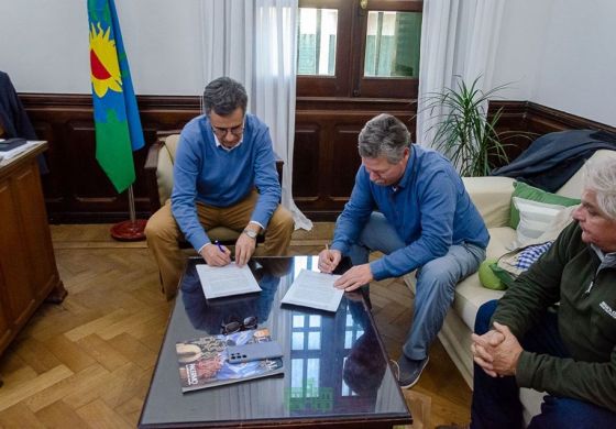  Con el ojo en el sector agropecuario, Martínez selló un convenio con un Colegio Profesional