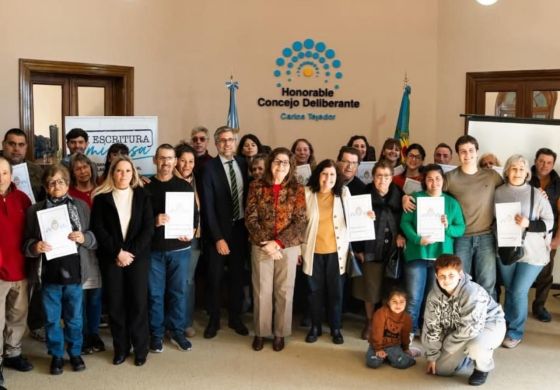 "Lluvia de escrituras": intendentes de la Cuarta pisan el acelerador con la casa propia