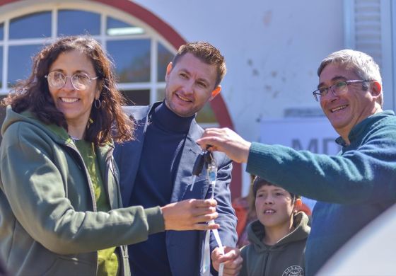  Con la visita de Rodríguez, Ferraris entregó un minibús 0km y le facturó a Milei la "desidia"