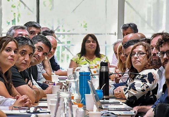 Docentes y estatales de la Cuarta tendrán aumento en julio y agosto: los detalles del acuerdo en paritarias